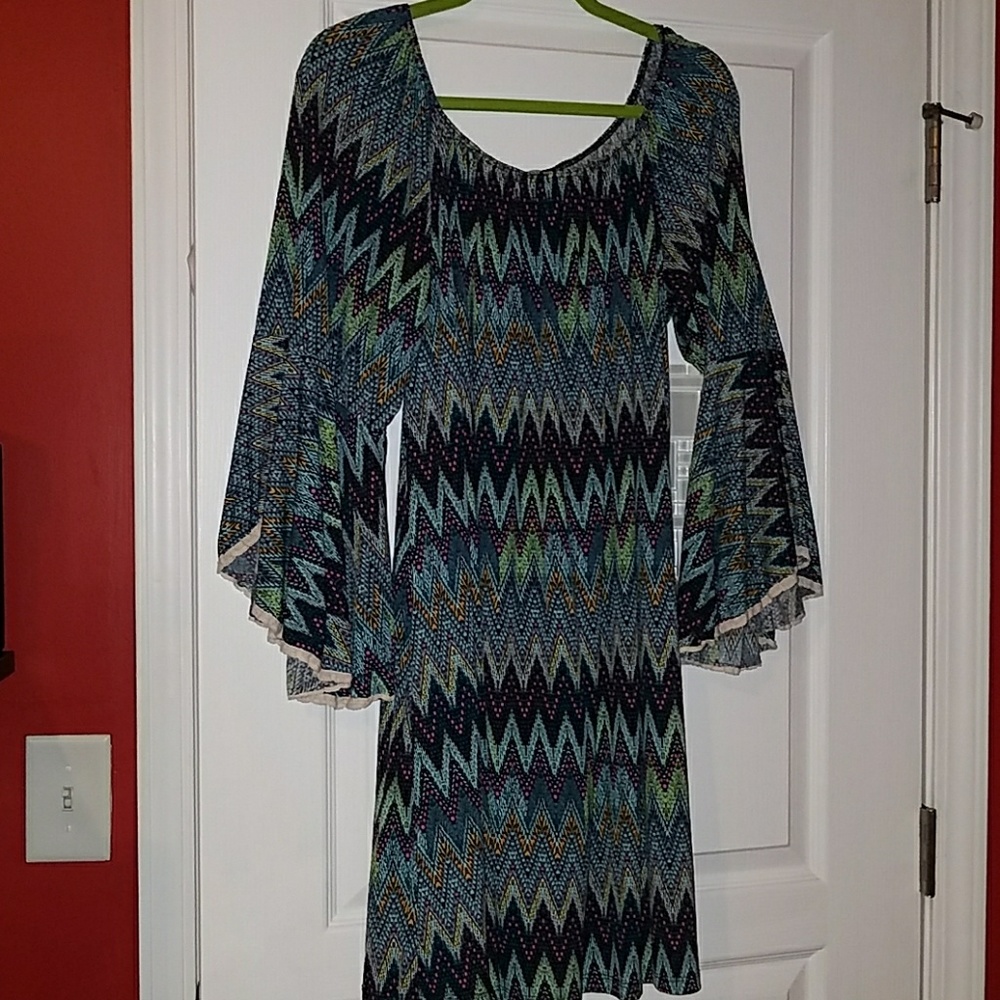 Bell sleeved knee-length dress